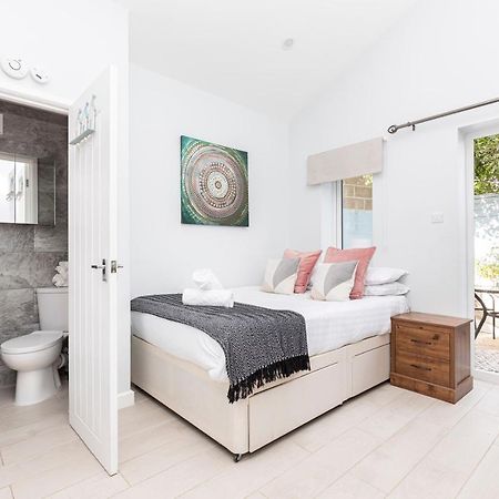 New, Stylish Studio Flat With Private Patio And Free On-Street Parking Check Out At 11Am 伯恩茅斯 外观 照片