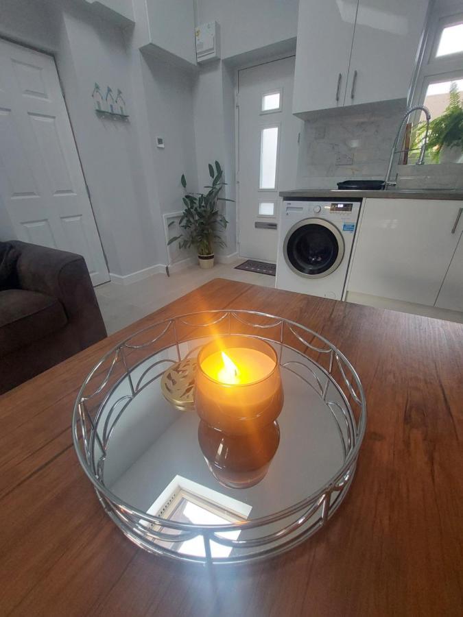 New, Stylish Studio Flat With Private Patio And Free On-Street Parking Check Out At 11Am 伯恩茅斯 外观 照片