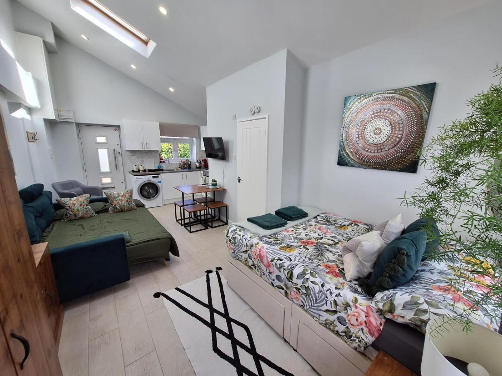 New, Stylish Studio Flat With Private Patio And Free On-Street Parking Check Out At 11Am 伯恩茅斯 外观 照片