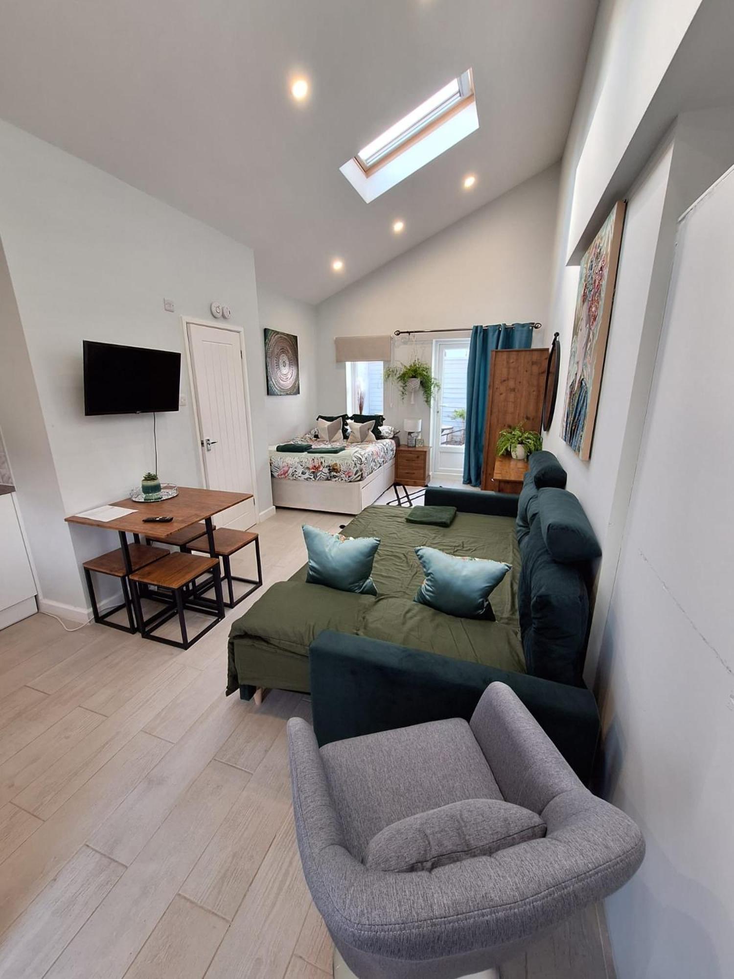 New, Stylish Studio Flat With Private Patio And Free On-Street Parking Check Out At 11Am 伯恩茅斯 外观 照片